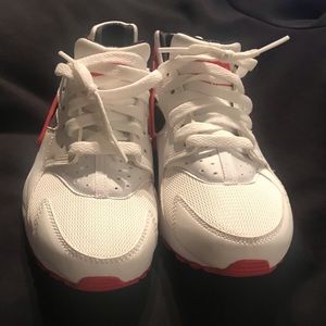 Nike Huraxhe Size 5 1/2 Youth